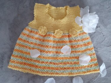 Ärmelloses gestricktes Babykleid gelbes Oberteil pastellgestreifter Rock mit drei Blütenapplikationen