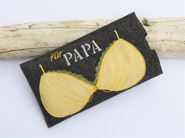 Dunkelgraues Filzetui mit gelber karierter BH-Applikation und weißer Stickschrift 'für PAPA'.