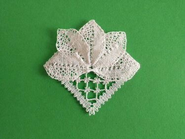 Anleitung geklöppeltes Eckenlesezeichen Blüte - Basteln