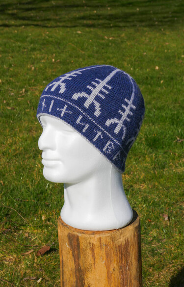 Blaue gestrickte Mütze mit weißem geometrischem Muster auf Schaufensterkopf