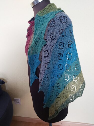 Drachenschwanz-Schal aus Ajourstrick mit Farbverlauf auf Schneiderbüste