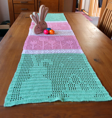 Table runner Osterfreuen crochet pattern