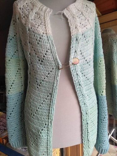 Leichter Häkelcardigan in Pastellverlauf Weiß‑Mint‑Hellblau, offen auf einem Mannequin präsentiert