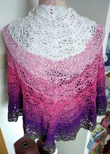 Gehäkeltes Dreieckstuch mit Ombré-Farbverlauf in Weiß, Pink und Lila auf Schneiderpuppe