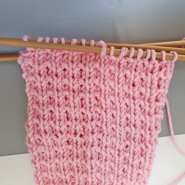 Rosa gestrickter Babysocken-Schaft mit Rippenstruktur auf Bambus-Doppelnadeln