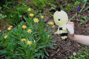 Bee Crochet Pattern and honeycombs