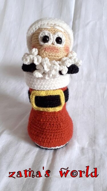 Gehäkelte Weihnachtsmann-Figur in Rot und Weiß mit schwarzem Gürtel und gelber Schnalle