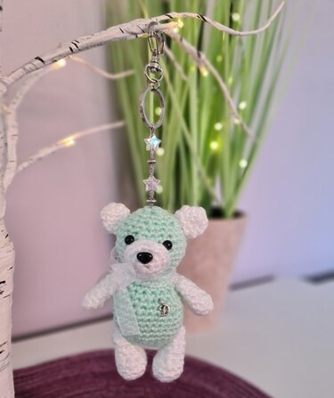 Gehäkelter mint-weißer Amigurumi-Teddybär-Schlüsselanhänger mit Organza-Schleife und Sternperlen