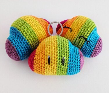 Drei gehäkelte Regenbogen-Schlüsselanhänger mit Metallring