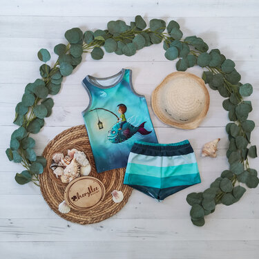 Kinder-Tanktop mit Fischillustration und blau-grünen gestreiften Shorts, Strohhut und Muscheldeko