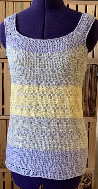 Gehäkeltes Damen-Top in Lila, Gelb und Creme mit Streifen und Lochmuster auf Schaufensterpuppe