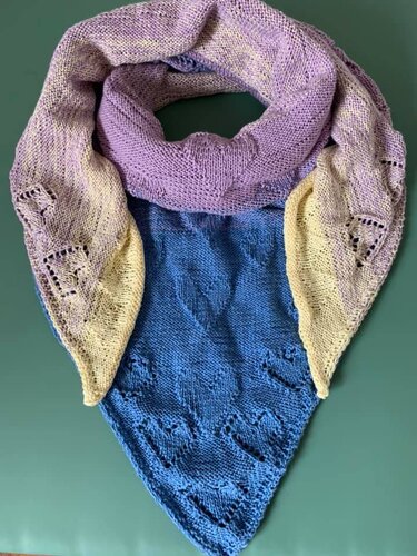 Gestricktes Dreieckstuch in Blau, Lila und Gelb mit Herz- und Spitzenmuster