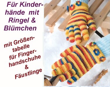 Zwei bunte, gestreifte gehäkelte Fingerhandschuhe für Kinder mit kleinen Blütenapplikationen auf einem Holzschlitten im Schnee