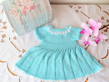 Strickanleitung * Baby Kleid in 3 Größen 0 - 18 Mon. * ohne Naht , RVO