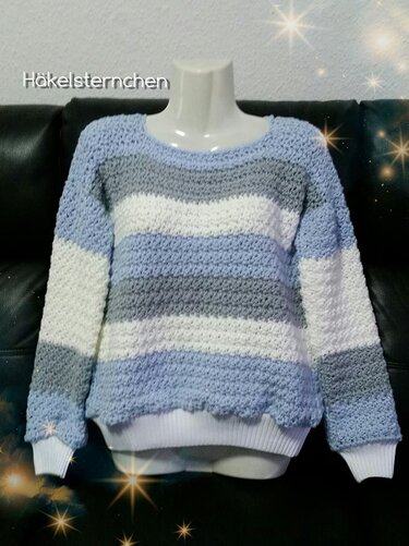 Gehäkelter Damenpullover mit horizontalen Streifen in Hellblau, Grau und Weiß auf einer Schneiderpuppe.