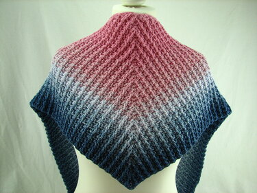 Gehäkeltes dreieckiges Tuch mit Rosa
zu
Blau Farbverlauf auf Schneiderpuppe