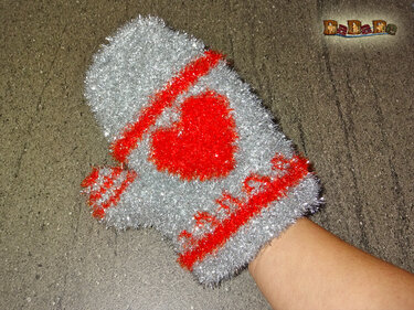 Flauschiger silbergrauer Häkelhandschuh mit rotem Herz als Geschenkidee zum Muttertag