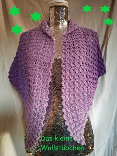 Gehäkeltes lila Dreieckstuch mit Muschelmuster auf Büste