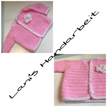 Rosafarbene gehäkelte Babyjacke mit weißer Kante und gehäkelter Blüte auf der Vorderseite