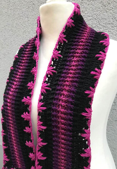 Gehäkelter Schal auf Schneiderbüste, Schwarz-Lila-Pink mit Zierkanten