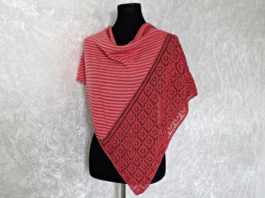 Rotes gestricktes Dreieckstuch mit Streifen und Rauten-Ajourmuster auf einer Schaufensterpuppe