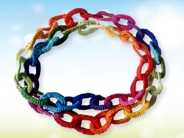 Gehäkelte Kette aus ineinandergreifenden Gliedern in Regenbogenfarben