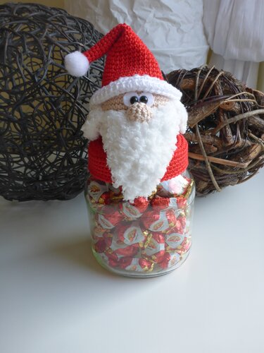 Häkel-Nikolaus als Glasaufsatz mit verpackten Süßigkeiten und Dekokugeln