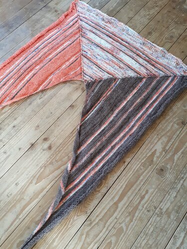 Asymmetrisches gestricktes Dreieckstuch in Koralle, gesprenkeltem Pastell und Braun auf Holzdielen