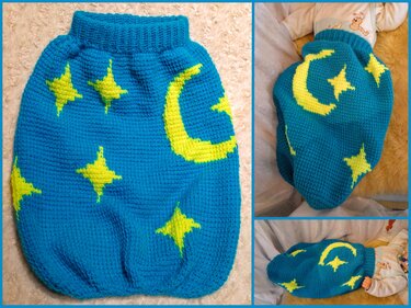 Gehäkelter türkisfarbener Babysack mit gelben Sternen und Mondsichel, flach liegend