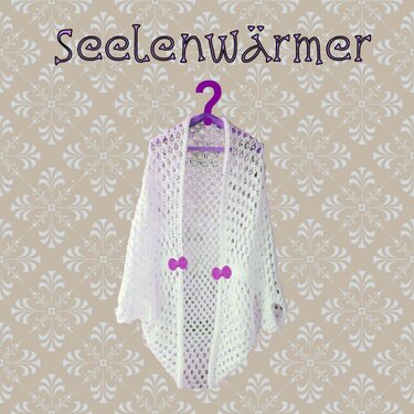 Weißer, offen gehäkelter Seelenwärmer mit zwei lila Schleifen an lila Bügel