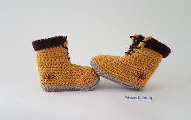 Gehäkelte senfgelbe Babyschuhe mit braunem Umschlag und grauer Sohle