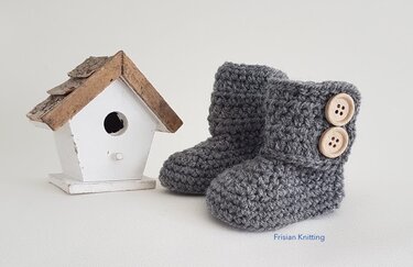 Crochet pattern baby booties