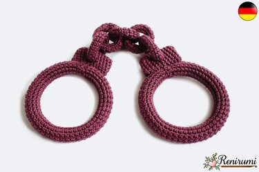 Burgunderrote, gehäkelte Handschellen aus zwei verbundenen Ringen