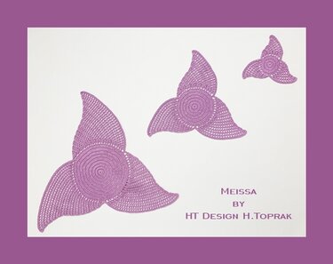 Drei lila gehäkelte Deko-Motive mit dreiblättriger Form und spiraligem Zentrum