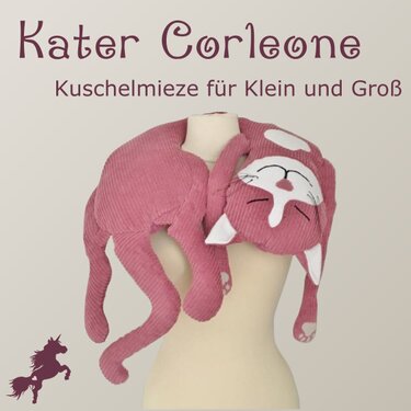 Rosa Katzen-Kuscheltier aus Kordstoff mit schlafendem Gesicht auf einer Schneiderpuppe