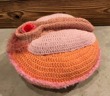Handgehäkeltes rundes Kissen in Rosa, Lachs und Orange mit strukturiertem Muster und flauschigem Rand