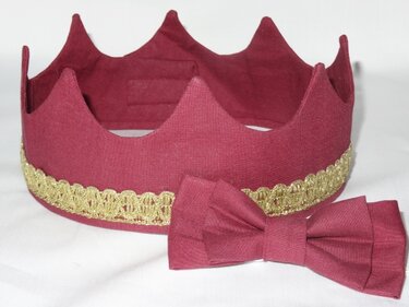 Genähte bordeauxrote Krone und passende Fliege mit goldfarbener Borte