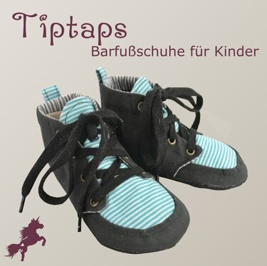 Schwarze genähte Kinder-Barfußschuhe mit türkis-weiß gestreiften Einsätzen und schwarzen Schnürsenkeln.