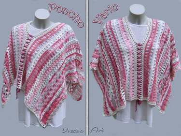 Zwei Ansichten eines gehäkelten Ponchos in Rosa, Weiß und Creme auf einer Schaufensterpuppe mit V
-Ausschnitt und Schnürung.