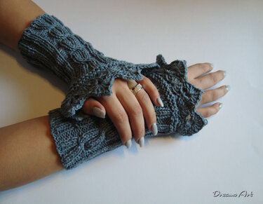 Blau-grau gestrickte, fingerlose Damen-Stulpen mit Zopfmuster und gezackter Kante an Händen