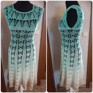 Gehäkeltes ärmelloses Midikleid auf Schneiderpuppe in Mintgrün bis Beige mit Ajourmuster, Vorder- und Seitenansicht.