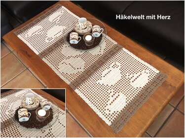 Rustikaler zweifarbiger Filet-Häkel-Läufer in Naturweiß und Braun mit Kaffeetassen- und Kaffeekannenmotiven auf Holztisch, dekoriert mit Espressotassen und Kaffeebohnen