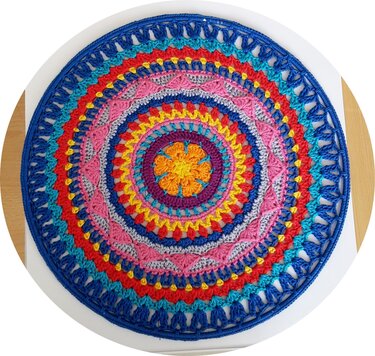 farbenfrohes rundes Häkelmandala mit konzentrischen Mustern