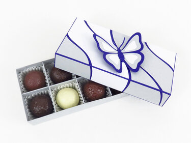 Pralinenschachtel mit Schmetterling – Bastelanleitung und Vorlagen