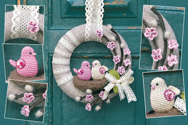 Häkel-Türkranz mit zwei kleinen Vögeln, Spitzenband und rosa Blüten an grüner Tür