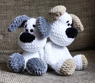 Detailansicht zweier plüschiger Amigurumi‑Hunde mit Fokus auf Proportionen, Ohrenform und Pfoten