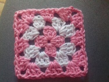 Pink-white crochet granny square pattern