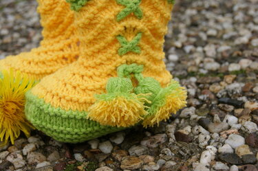 Löwenzähnchen Stiefelchen - Stricken