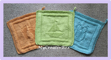 Gestrickte Topflappen in Orange, Grün und Blau mit maritimen Motiven (Fisch, Segelboot, Leuchtturm)