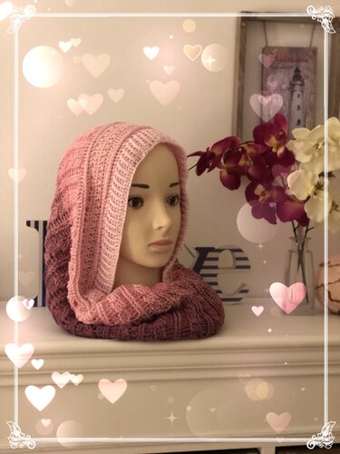 Gehäkelter Scoodie in Rosé-Verlauf mit Kapuze auf einer Schaufensterpuppe